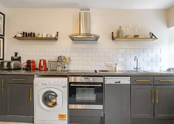 Charming Two Bedroom Maisonette