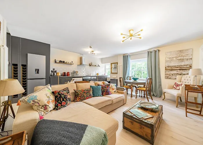 Charming Two Bedroom Maisonette