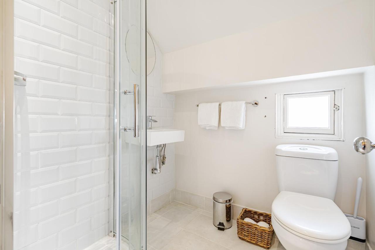 Charming Two Bedroom Maisonette Apartment Bath